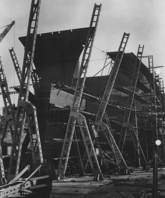 The bow of HMAS Vampire taking shape, November 1955.