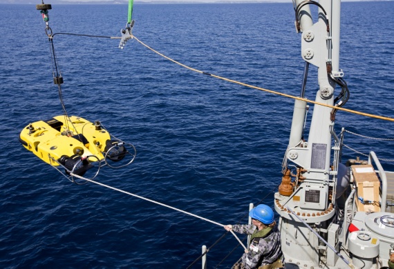 HMAS Huon recovers its Double Eagle Mk. II unmanned underwater vehicle.