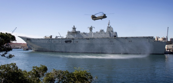 A Chinook CH-47F aircraft from the 5th Aviation Regiment in Townsville makes an approach to HMAS Canberra while the ship is alongside in her home port of Sydney.