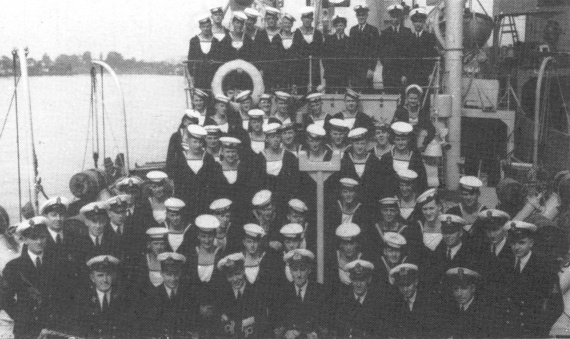 HMAS Ararat's commissioning crew, 16 June 1943.