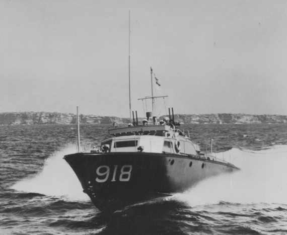 HMAS Air Chief at speed off Sydney Heads