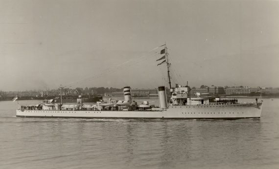 HMAS Stuart flying her decommissioning pennant in May 1933 prior to transferring to the RAN