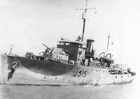 HMAS Wagga wearing her wartime pennant number J315.