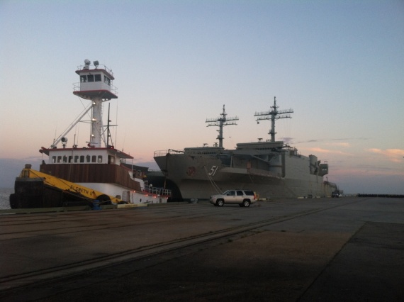 Kanimbla and Manoora alongside at Gulfport with the tug Elsbeth II in attendance. (Scott Hooper)