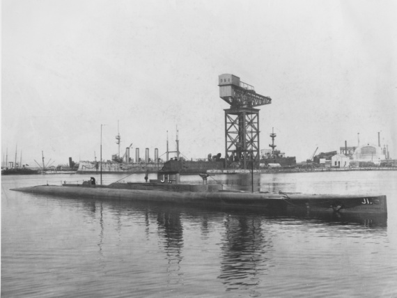 J1 as she appeared when in service in the Royal Navy. In this picture her original 3-inch gun is visible on the forward casing. It was later removed and replaced with a 4-inch gun mounted on the forward end of the conning tower.