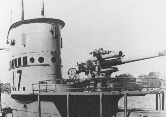  J7s distinctive conning tower and 4-inch gun were situated further aft than on her sister boats