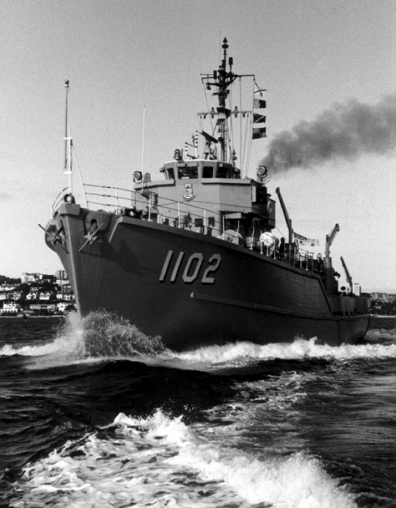 HMAS Snipe enters Sydney Harbour.