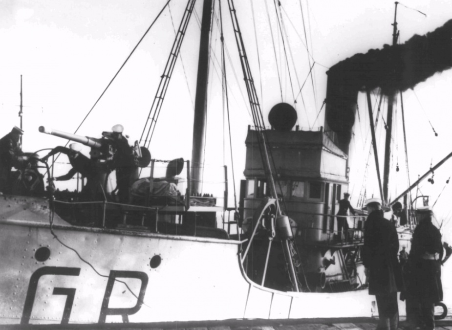 HMAS Goorangai alongside in Port Phillip Bay