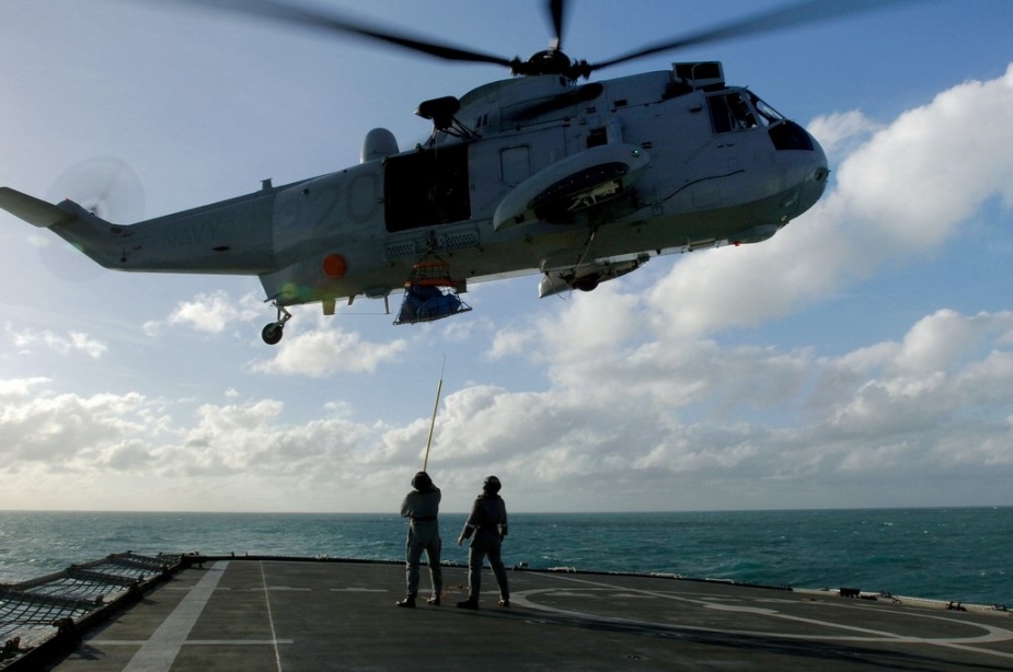 RAN 817 Squadron Sea King Helicopter delivers mail to HMAS Manoora. 7 June 2006
