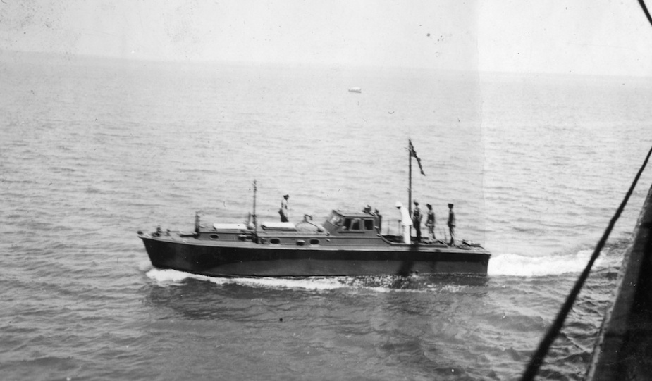 HMAS Larrakia being utilised as an Examination Vessel in Darwin prior to her commissioning in 1939.