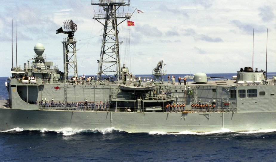 HMAS Adelaide wearing the post 1985 plain red kangaroo insignia. Note also the presence of the gold star on her bridge wing, indicating that she is the holder of the coveted Duke of Gloucester's Cup for overall efficiency.