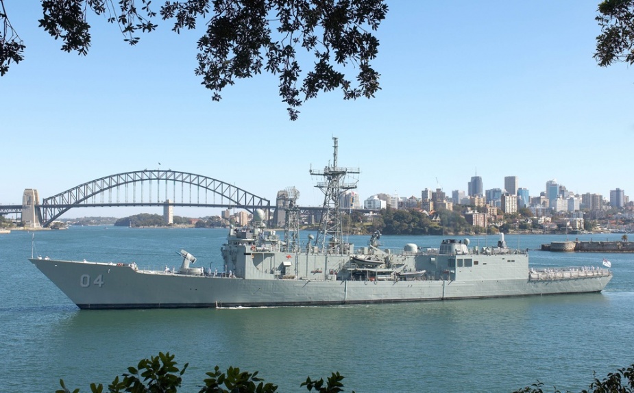HMAS Darwin home porting back to Fleet Base East, Sydney after being based in Fleet Base West, Perth for the past 12 years, 21 April 2006.