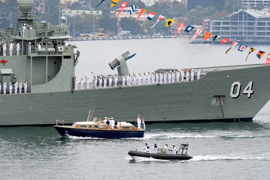 HMAS Darwin 'Cheers Ship' as the Governor of New South Wales, Her Excellency Professor Marie Bashir, AC, CVO, reviews the ship's company during the Royal Australian Navy's Fleet Review 2009.