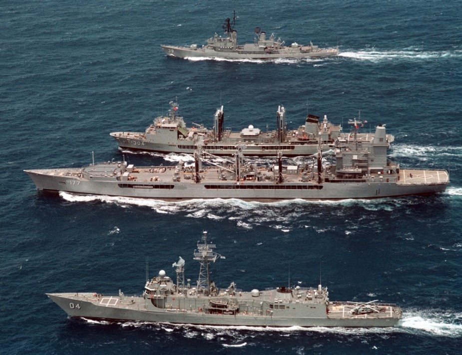 Fleet oiler USS Cimarron conducts a consolidation RAS with HMAS Success flanked by HMAS Perth DDG38 and HMAS Darwin during RIMPAC 98.