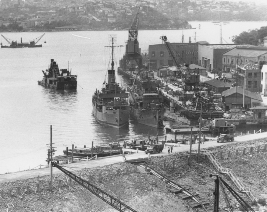 HMAS Echuca alongside the West Wharf at Garden Island, circa 1944.