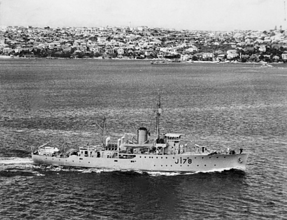 HMAS Geraldton steams into Sydney Harbour, circa 1942.