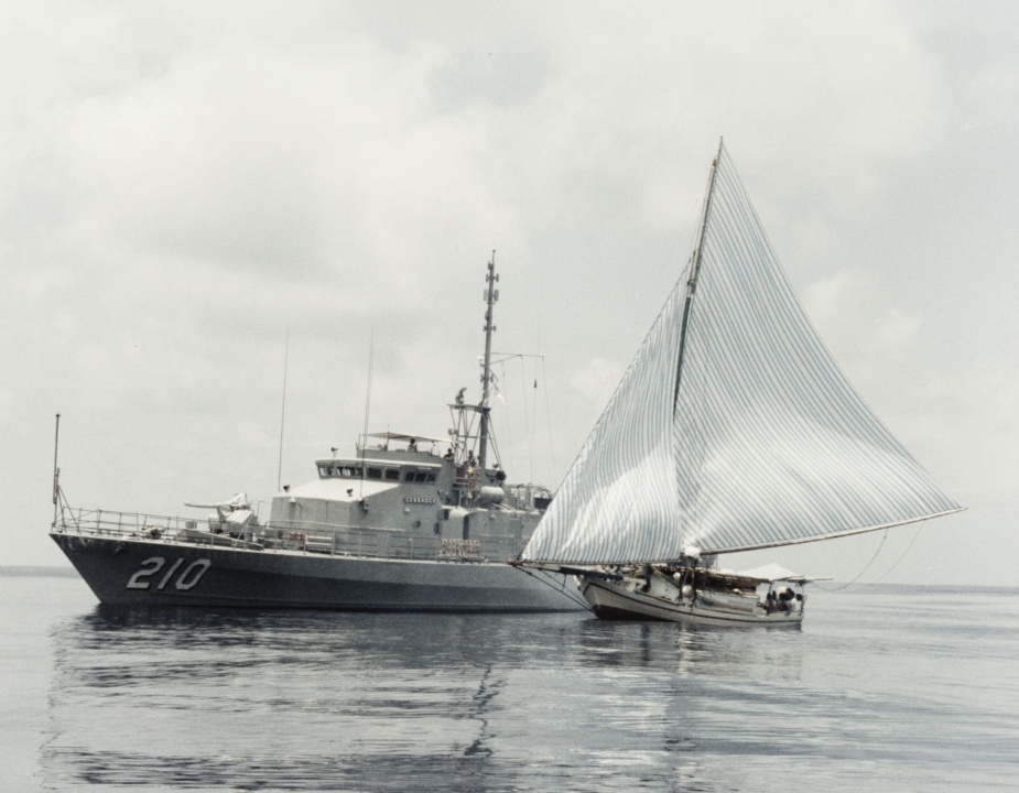 HMAS Cessnock (II) alongside an Indonesian Type II fishing vessel.