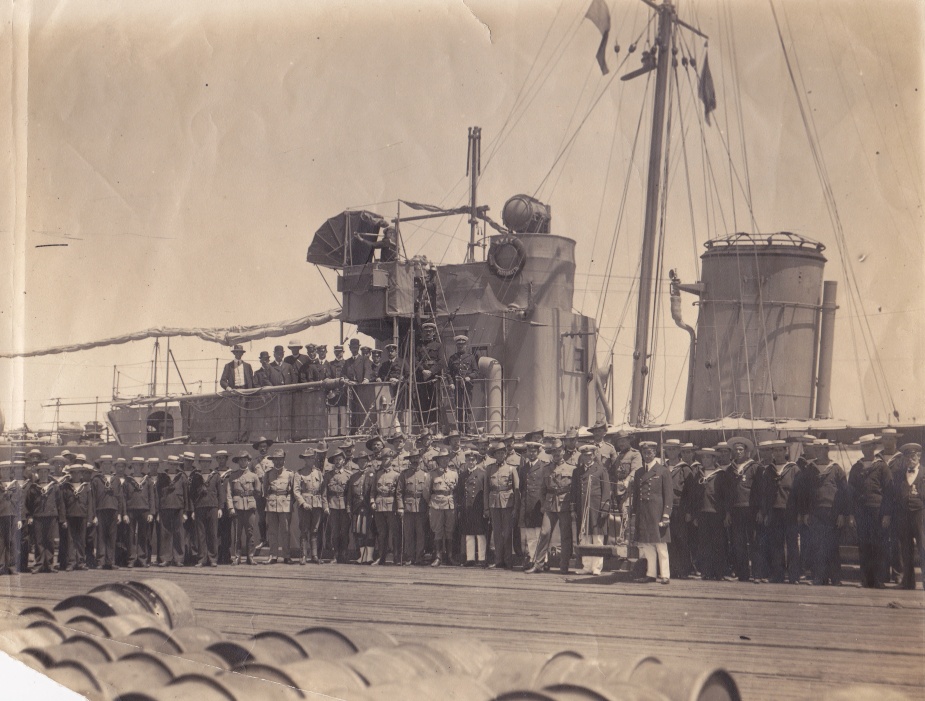 The Captain and crew of the Australian Destroyer HMAS Parramatta are greeted on her arrival in Fremantle, November 1910.