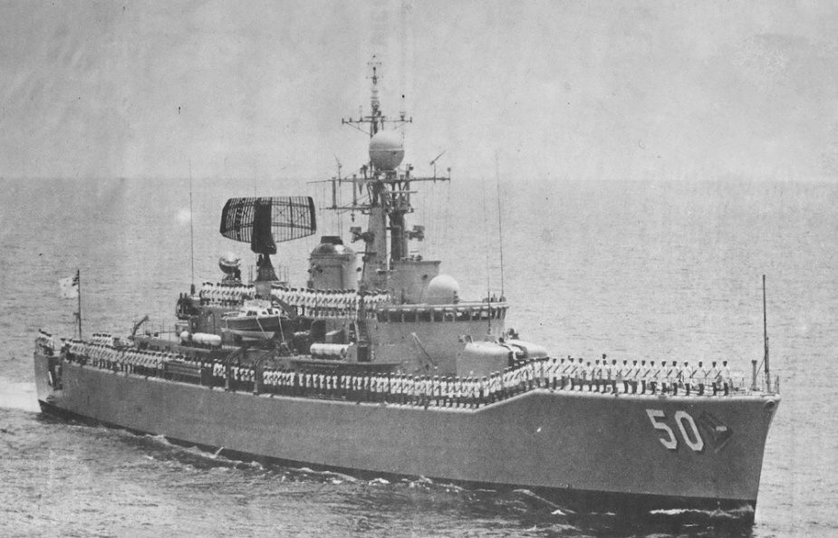 HMAS Swan conducting a steam past on 1 November 1971.