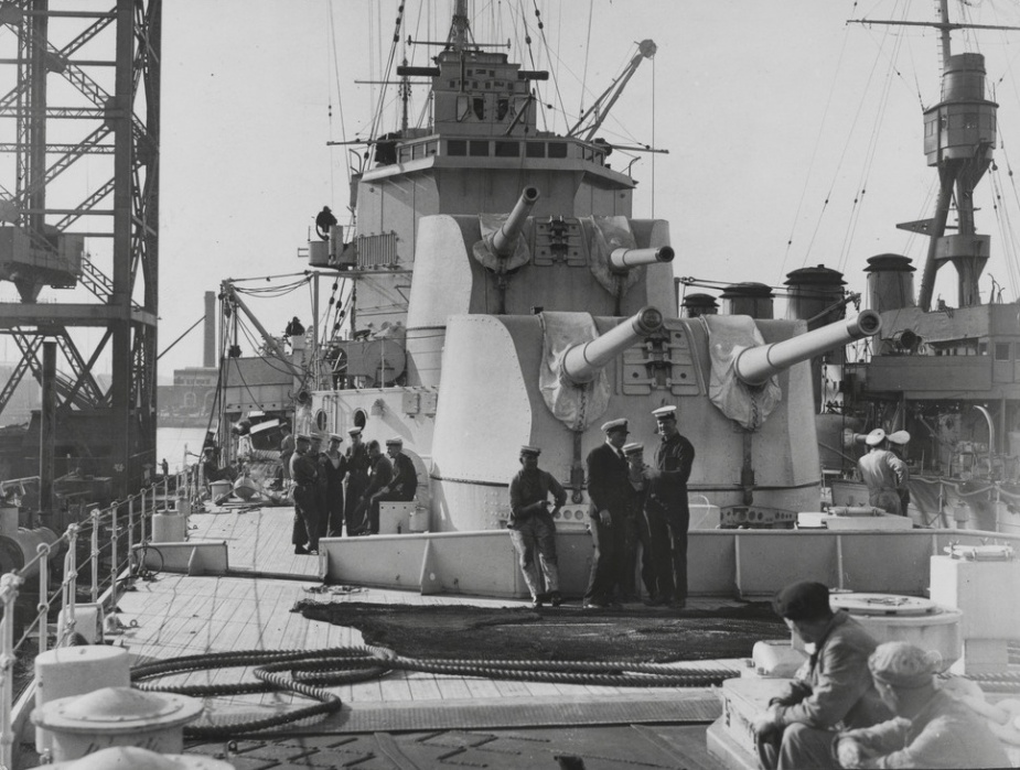 A view of both ‘A’ and ‘B’ turrets taken from Sydney’s foc’sle. Note the sighting ports visible between the 6-inch gun barrels.