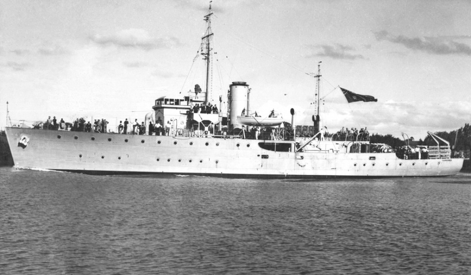 Toowoomba leaving harbour to conduct acceptance trials. Note the Red Ensign flying from her mainmast indicating that she is still in the hands of the builders.