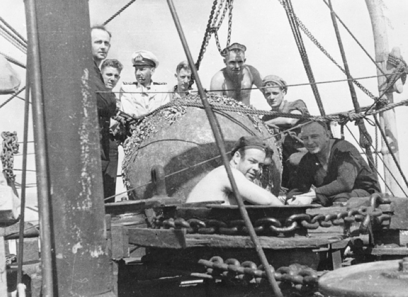 Crew members surround the German mine that was picked up off Montague Isalnd. (AWM 128092)