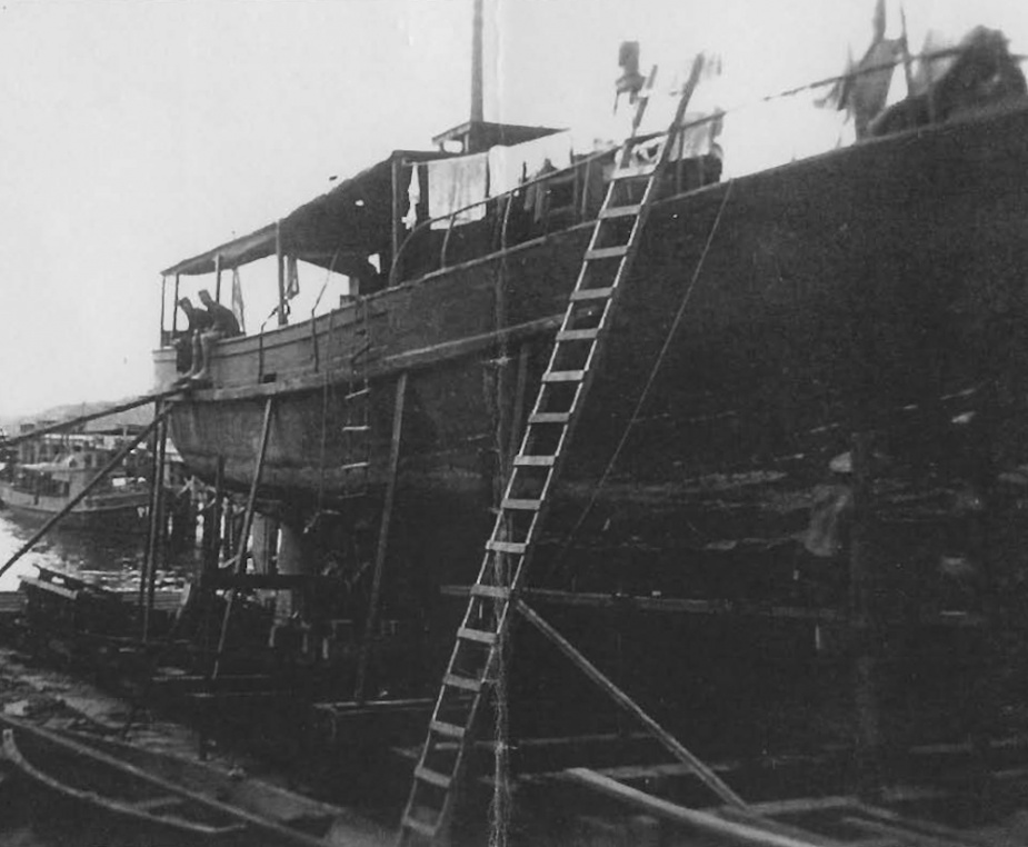 HMAS Winter undergoing repairs in Port Moresby, 1944.