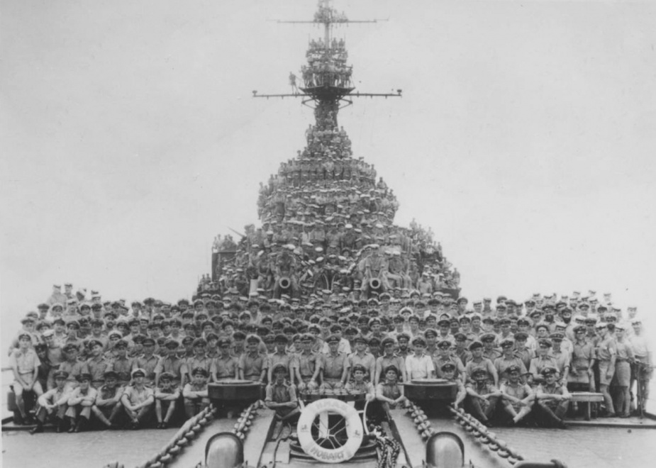 HMAS Hobart's ships company in Tokyo Bay, 1945