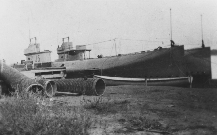 J5 awaiting disposal at Swan Island, Victoria.