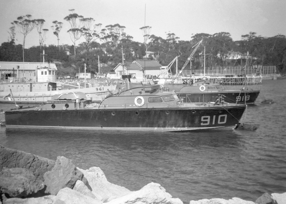 Air Chief in the boat compound, HMAS Creswell, Jervis Bay (John Jeremy Collection).