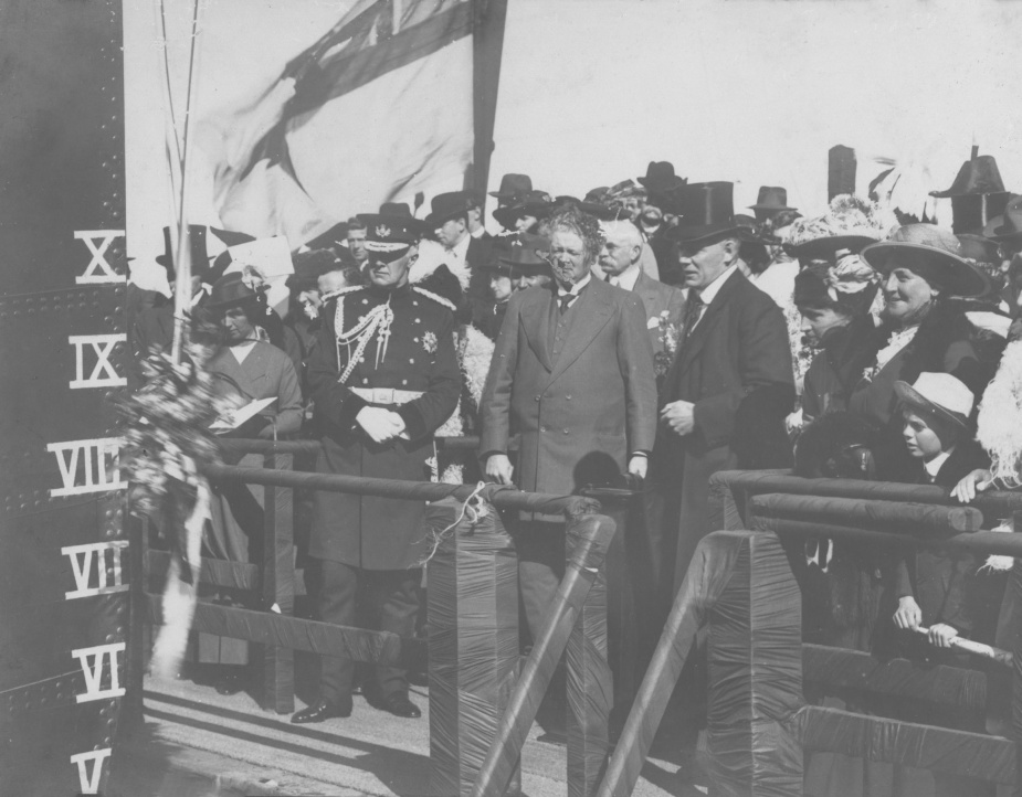 Lady Helen Munro-Ferguson, wife of the Governor-General launching HMAS Torrens, 28 August 1915.