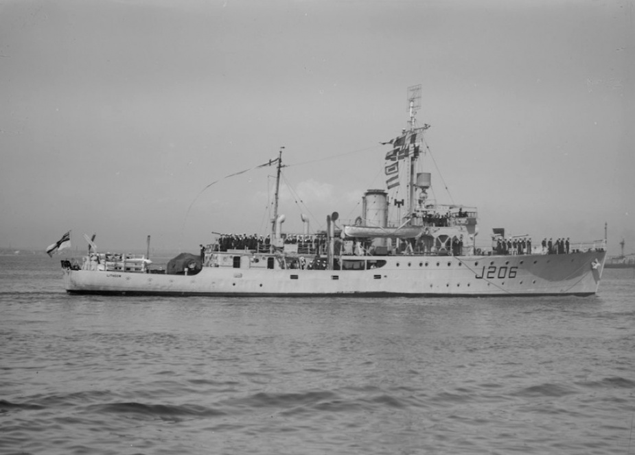 HMAS Lithgow flying her decommissioing pennant as she sails into Melbourne for the last time, 8 June 1948.