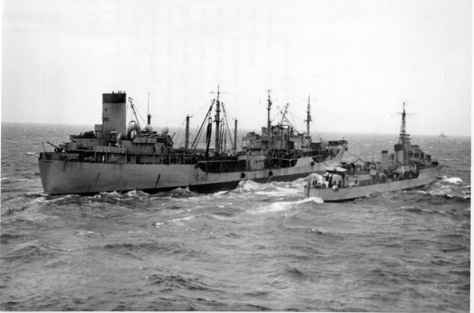 HMAS Warramunga refuels from USS Manatee on 27 June 1951.