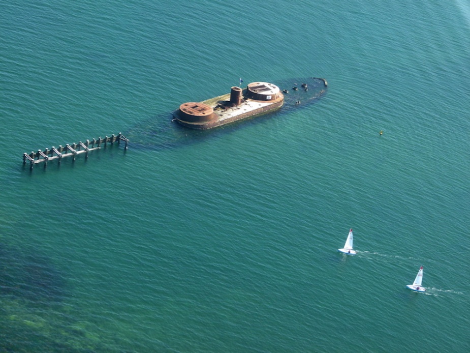 The once proud Cerberus resting on the seabed at Black Rock. (http://foodinfocusblog.com/Food_in_Focus/Blog/Entries/2012/1/27_Melbourne_Sea_Planes_files/P1010063)