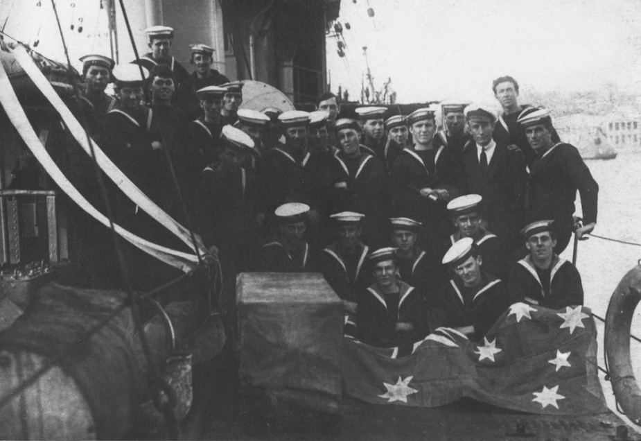 Parramatta crew members with the Australian Flag in Brindisi Harbour 1918.
