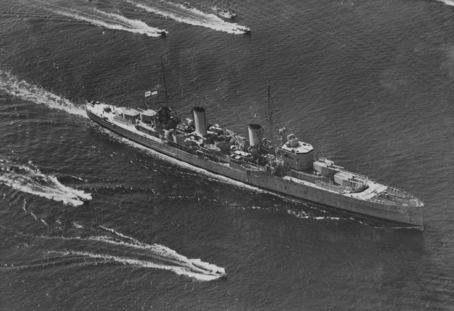 HMAS Perth arriving in Port Jackson, Sydney for the first time.