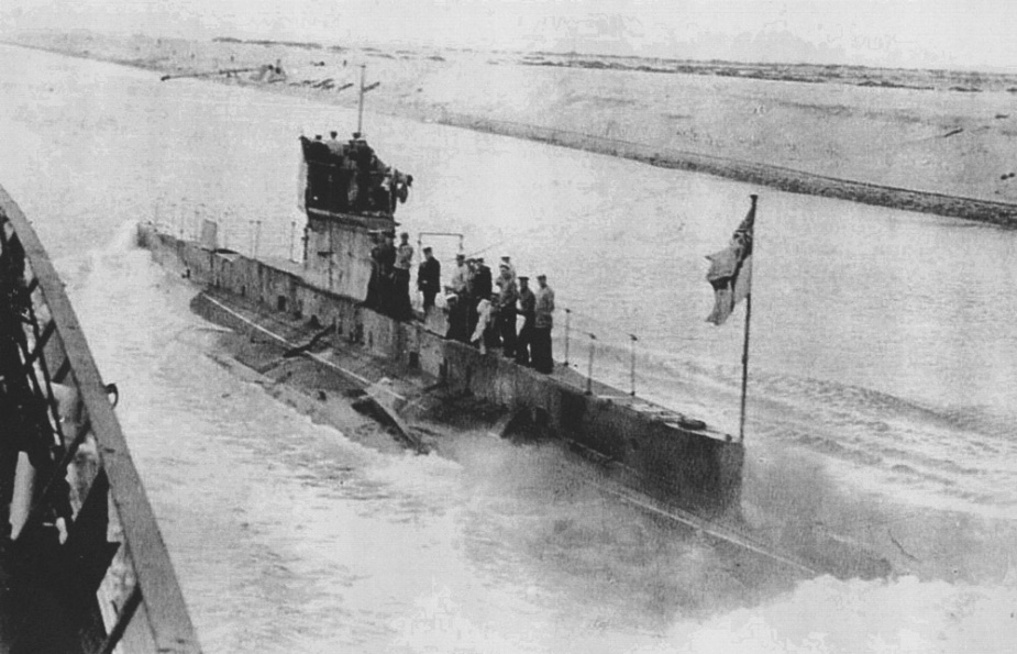 HMAS AE2 passing through Suez Canal in 1915.