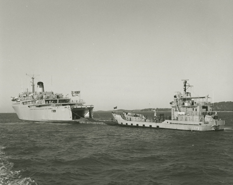 Tarakan conducts a stern door marriage with HMAS Jervis Bay during Exercise KANGAROO 81