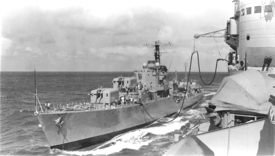Tobruk takes on fuel from HMAS Sydney (III)