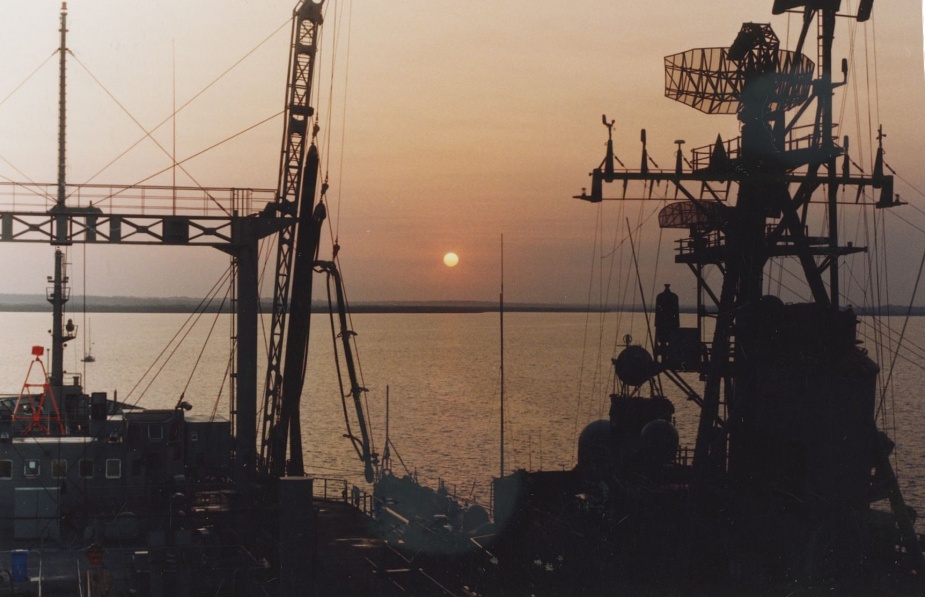 A DDG takes on fuel while nested alongside Westralia at anchor.