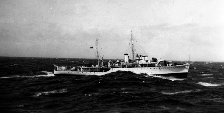 HMAS Yarra in heavy sea state.