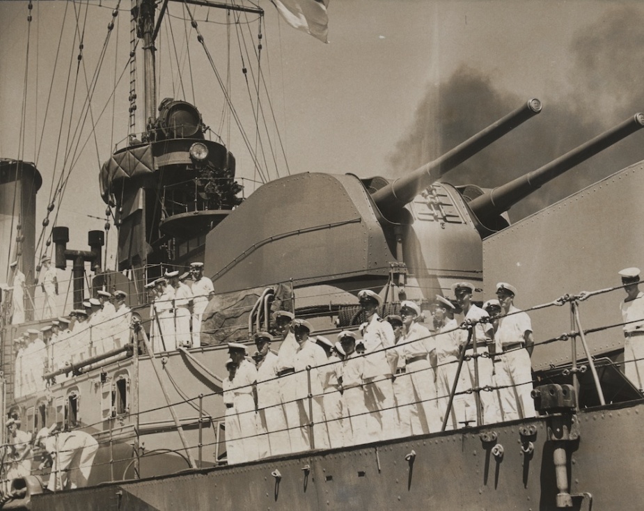 Sydney's aft control station and searchlight platform were both mounted immediately forward of 'X' gun turret as can be seen here. Note also the distinctive officer's galley smoke stack similar to the letter 'H' in appearance.