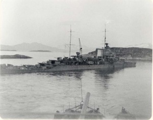 HMS Echo approaching HMS Effingham.