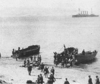 Troops landing at Anzac Cove, covered by the light cruiser HMS Bacchante (AWM G00905)