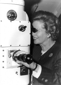 British Prime Minister Margaret Thatcher tries out the periscope in the Submarine Warfare Systems Centre during her visit to HMAS Watson on 4 August 1988.