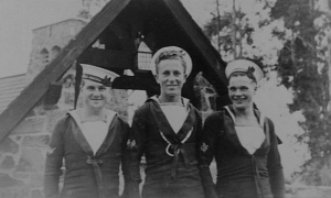 Right to left: Toowoomba's submarine detector rating Syd Dodge with Signalman Will Haynes and Telegraphist Geoff Brooks during shore leave in Victoria , 30 November 1941. (AWM P02435.030)