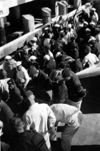 Kormoran survivors being landed in Carnarvon. (Kim Hay collection)