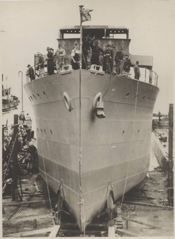 HMAS Cessnock being launched on 17 October 1941.