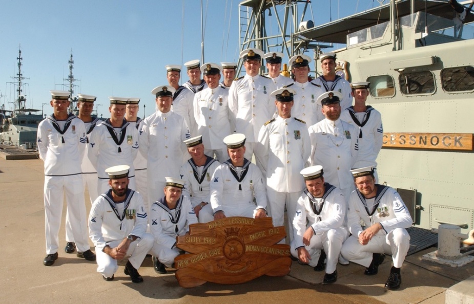 Decommissioning crew of HMAS Cessnock (II).