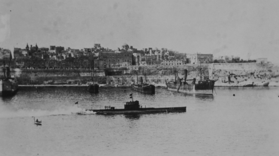 AE2 departing Malta for Tenedos  in April 1915 after effecting repairs to her hull.